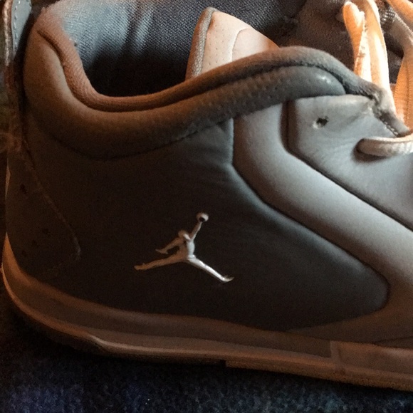 Jordan Boys Sneaker Size 2.5Y Gently Used - Picture 2 of 5